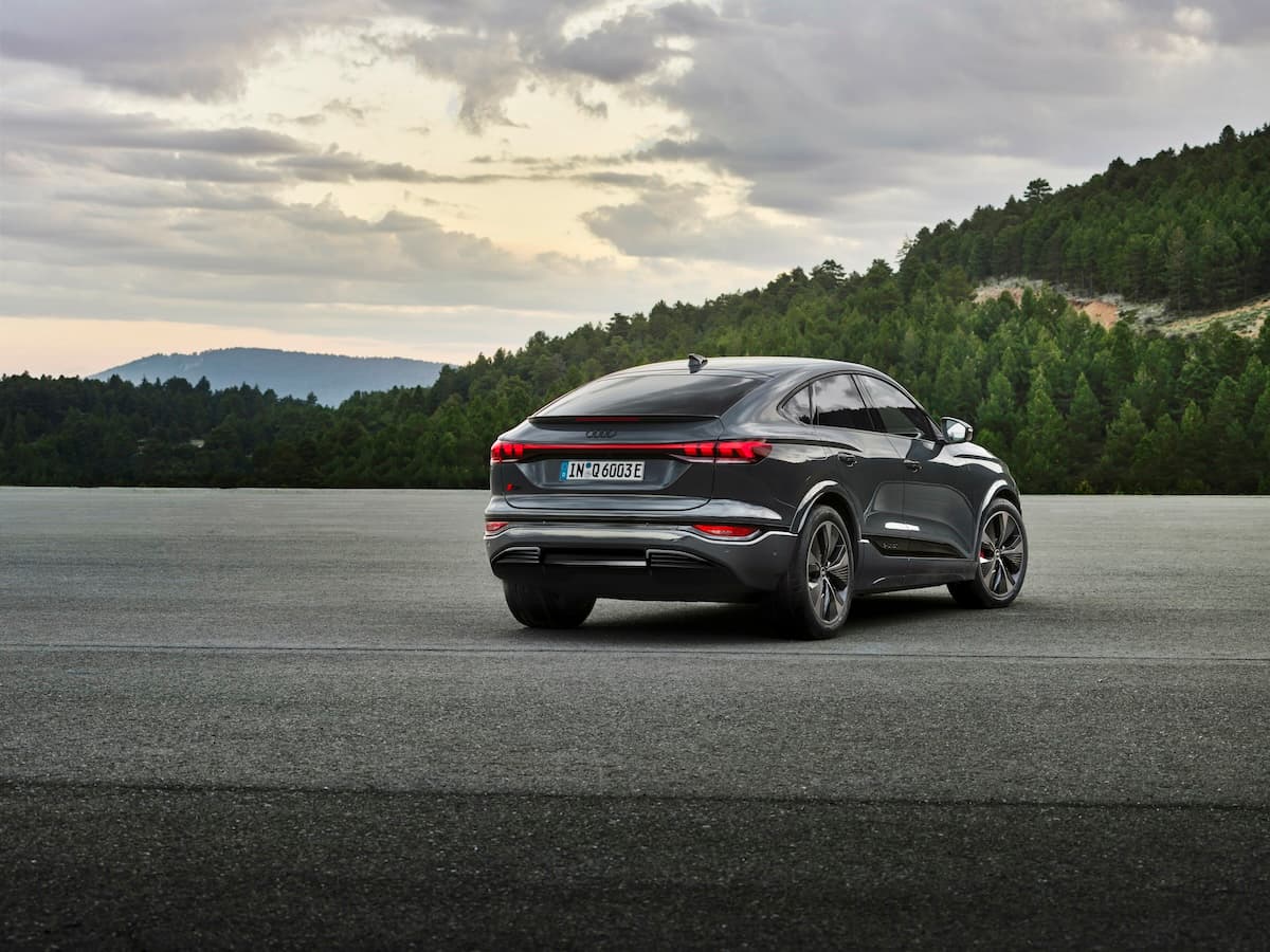Novo Audi Q6 Sportback e-tron traseira