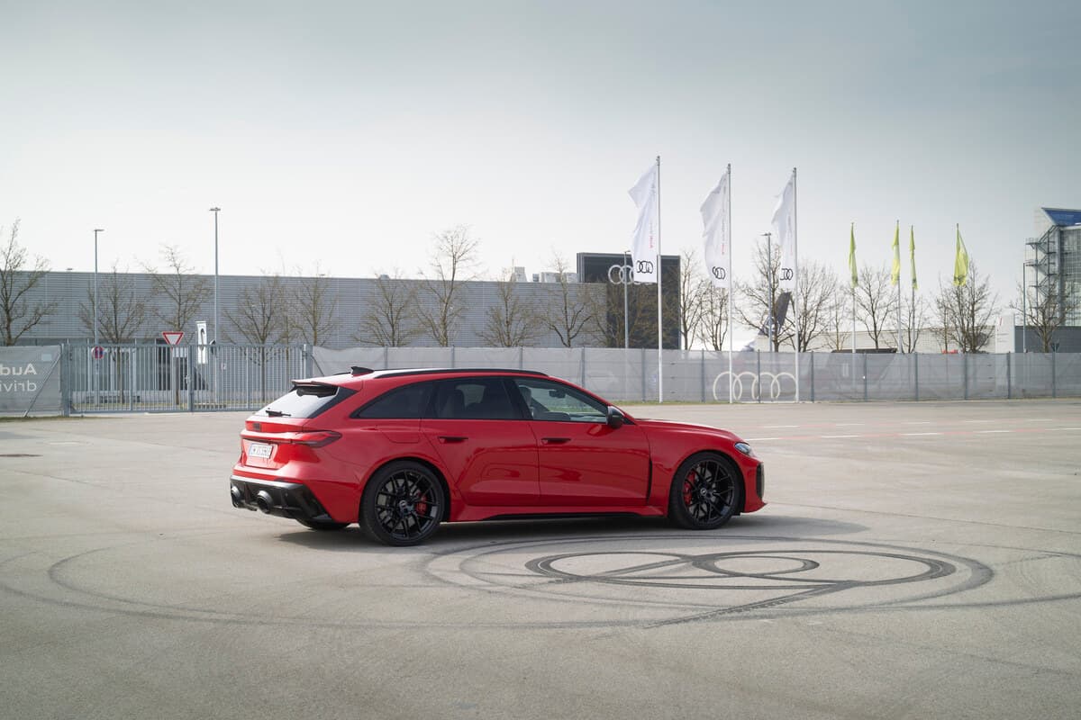 Audi RS5 híbrido em ação com foco na estabilidade e controlo