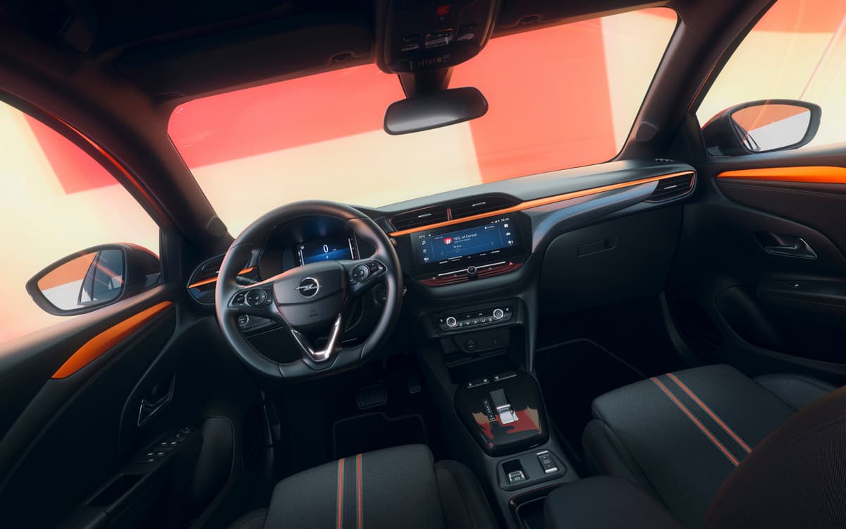 Interior do Opel Corsa YES com detalhes em laranja coral e ecrãs digitais
