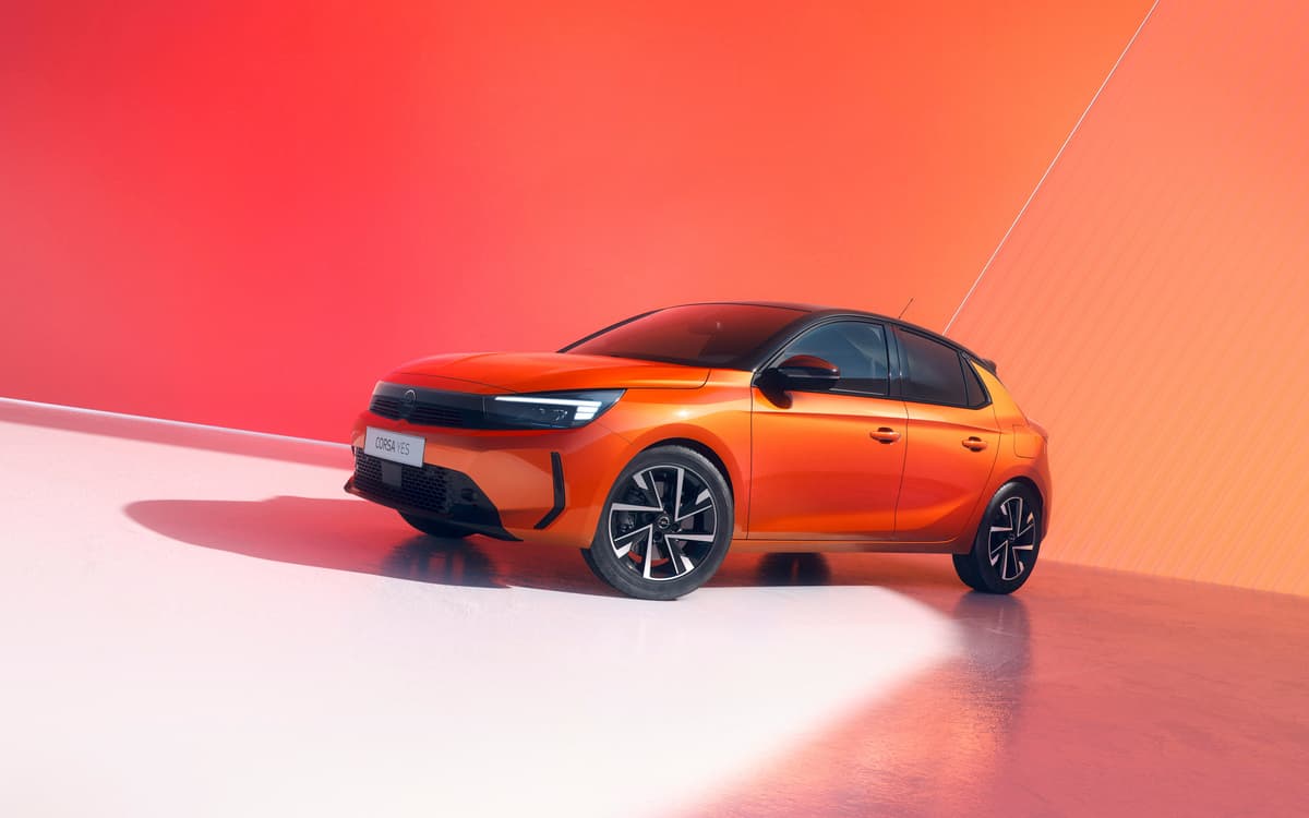 Opel Corsa YES com design exclusivo e cor laranja coral em destaque