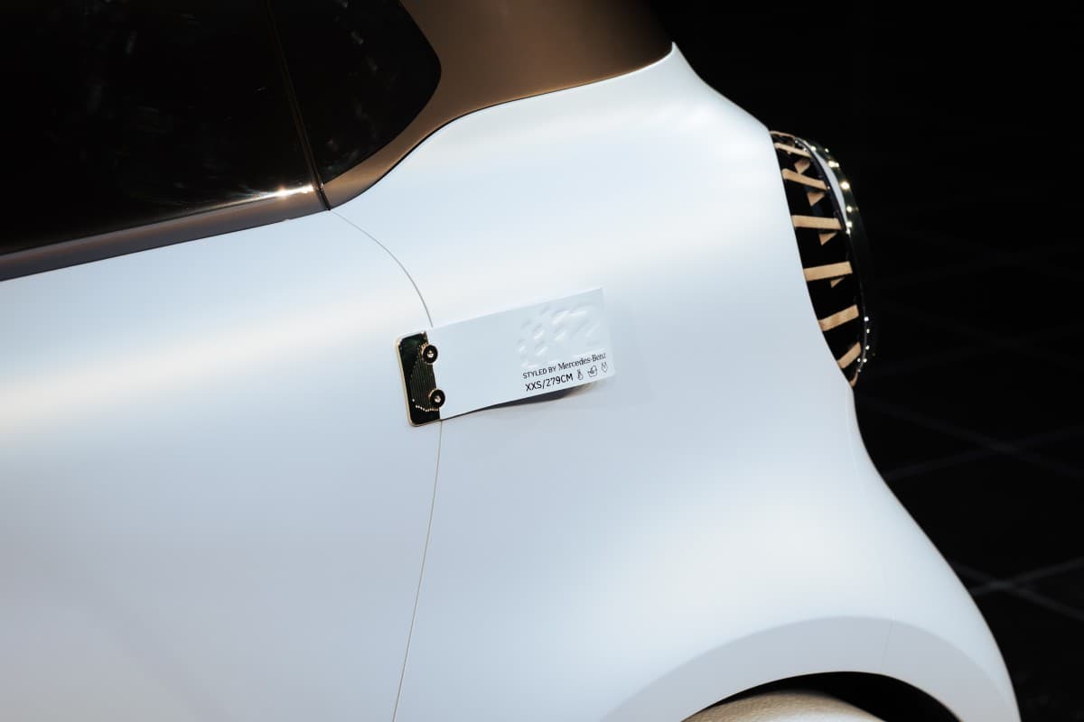 Smart Concept #2 em contexto de carregamento, junto a uma wallbox urbana