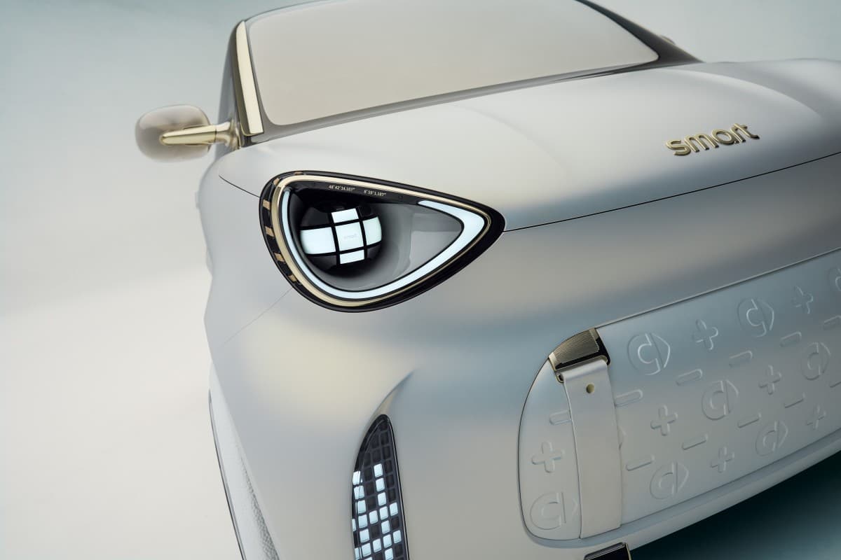 comparação visual entre o Smart ForTwo original e o Smart Concept #2, mostrando a evolução do design