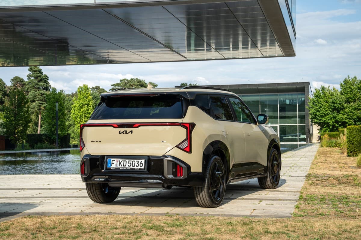 Vista frontal três-quartos do Kia Seltos nova geração em contexto urbano europeu