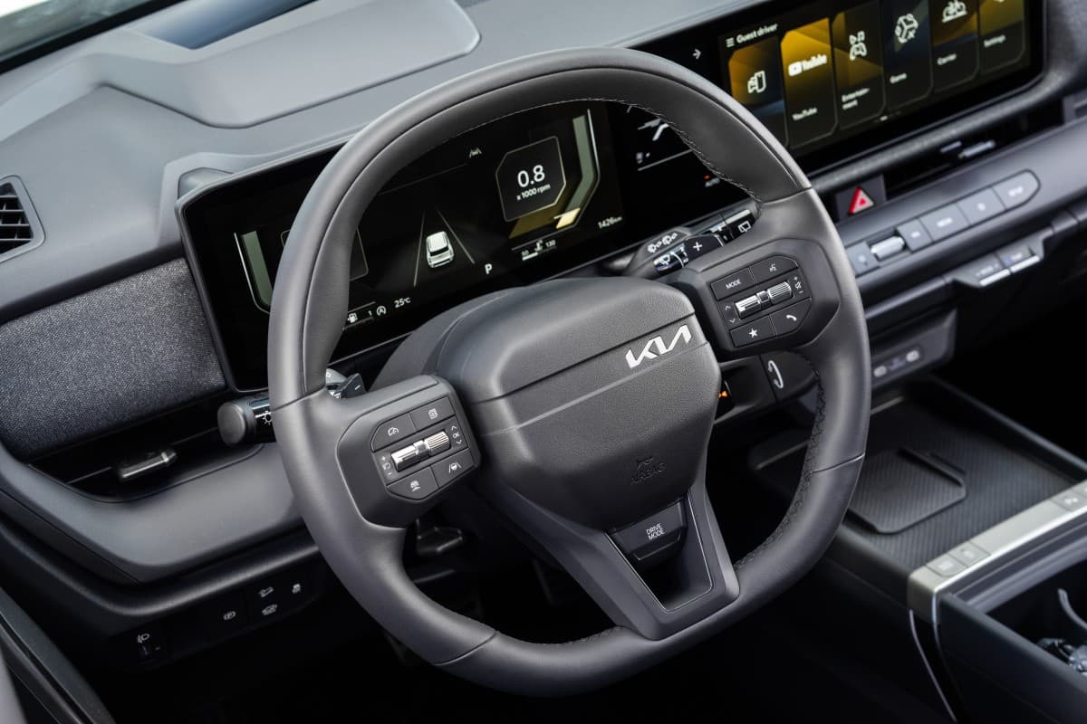 Comparação visual de tamanhos entre o Kia Stonic, Seltos e Sportage alinhados