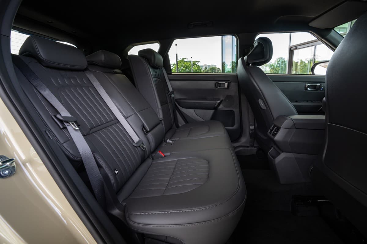 Kia Seltos numa exposição automóvel com visitantes a observar o exterior