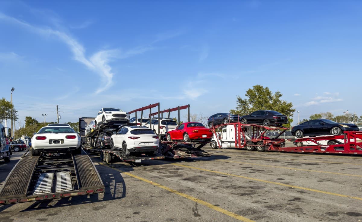 fotografia representativa de veículos electrificados num stand ou em circulação em Portugal