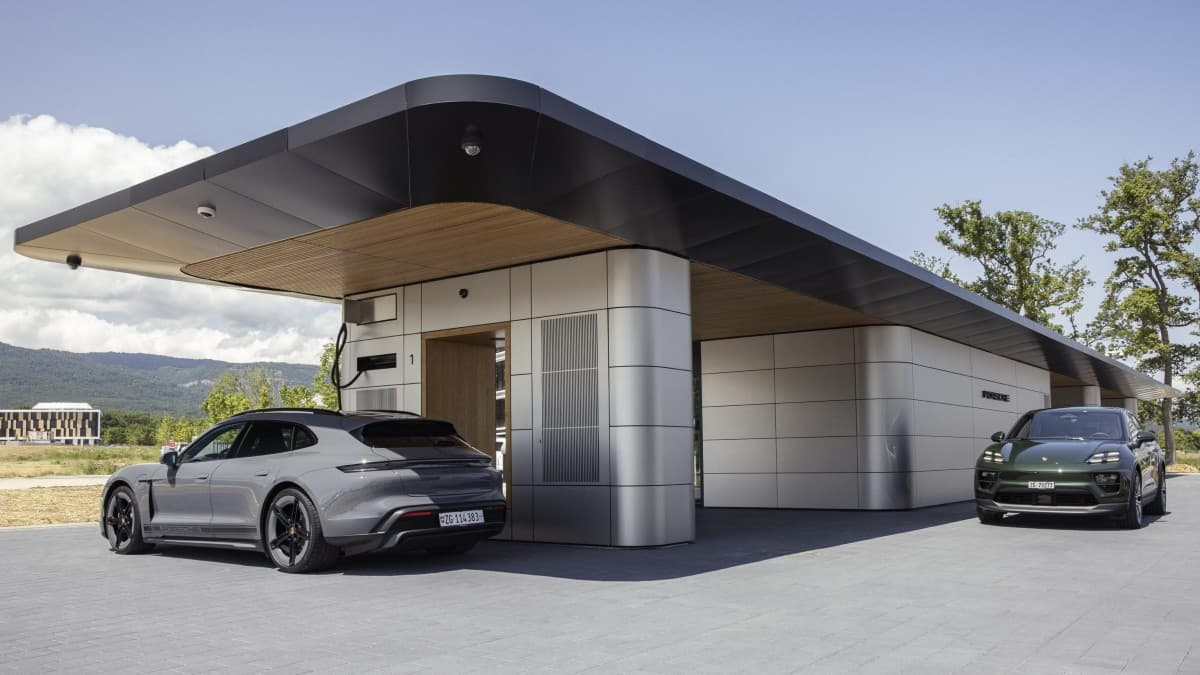 Placa de carregamento por indução instalada no chão de uma garagem, com o Porsche Cayenne eléctrico estacionado por cima