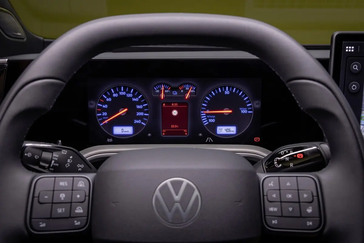 Volkswagen ID. Tiguan de perfil, evidenciando a silhueta SUV com tecto elevado e linhas de carroçaria contemporâneas