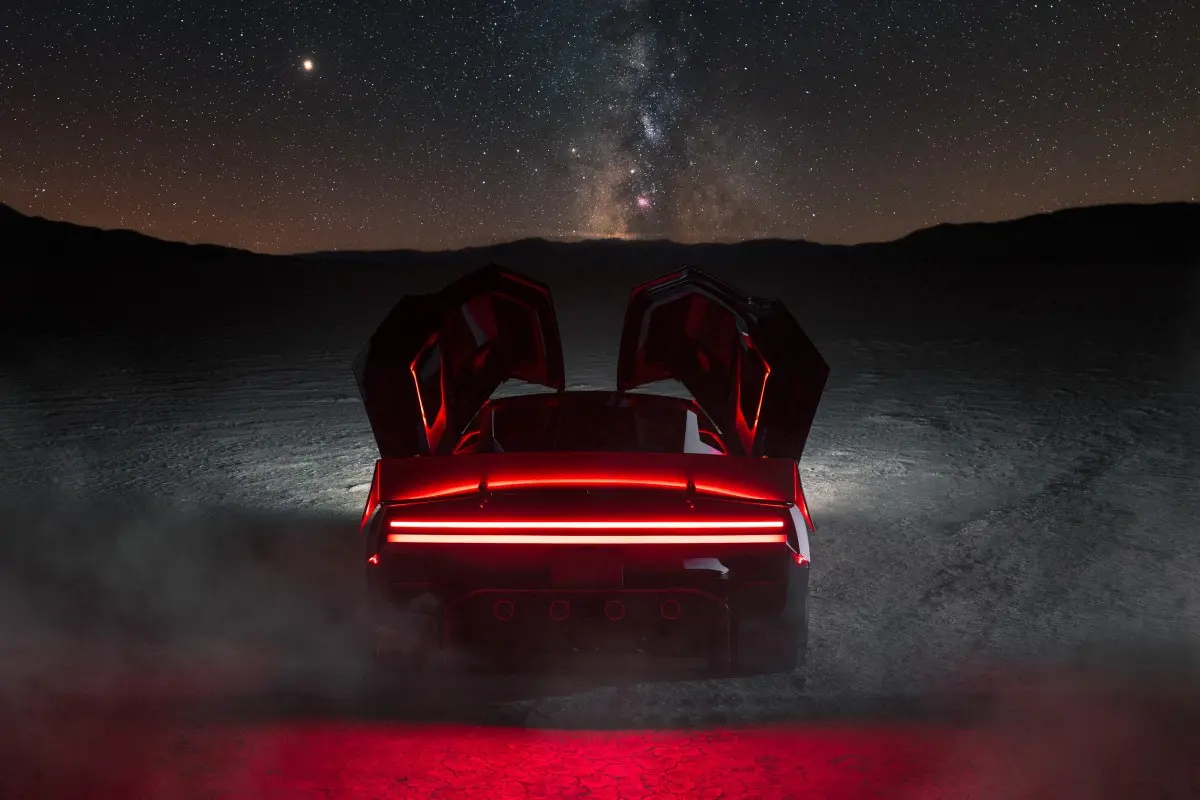cockpit minimalista do Tesla Roadster com ecrã central