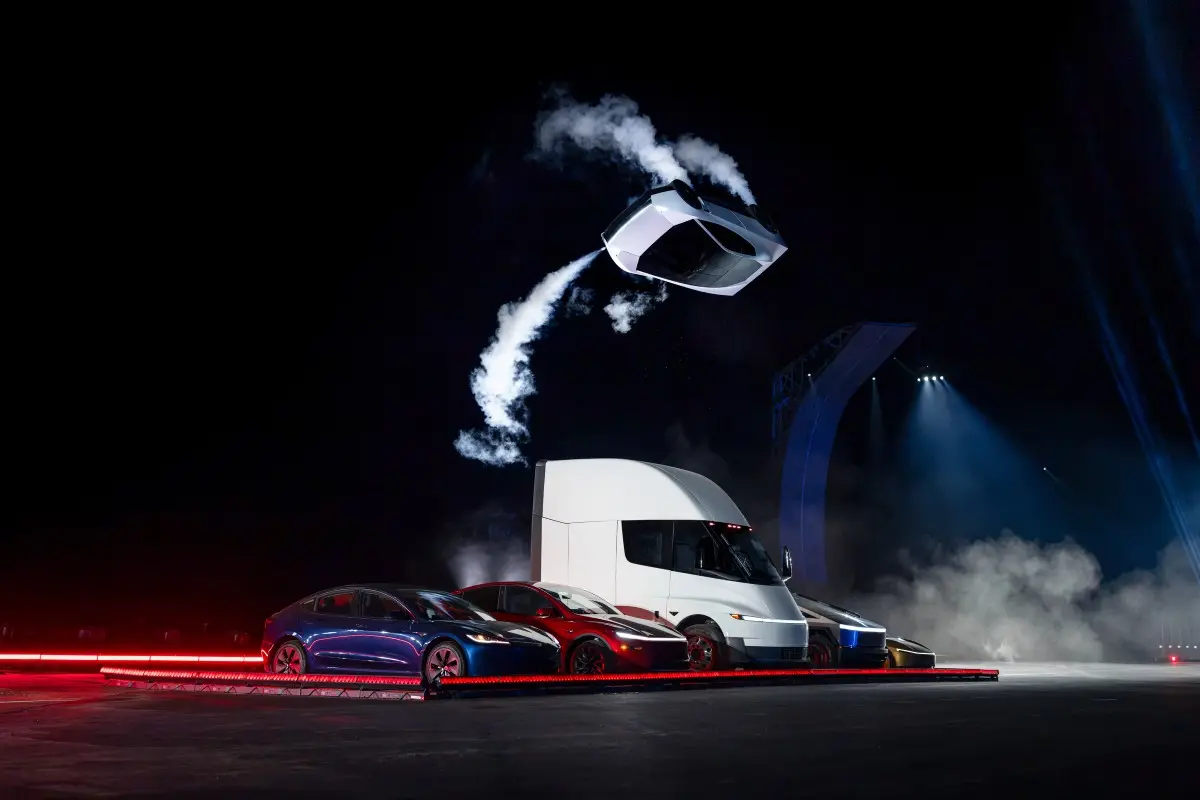 bagageira frontal do Tesla Roadster aberta