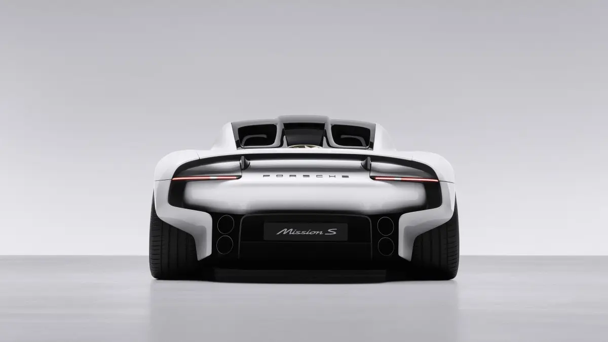 Vista frontal do Porsche Mission S concept, com design agressivo e linhas aerodinâmicas futuristas
