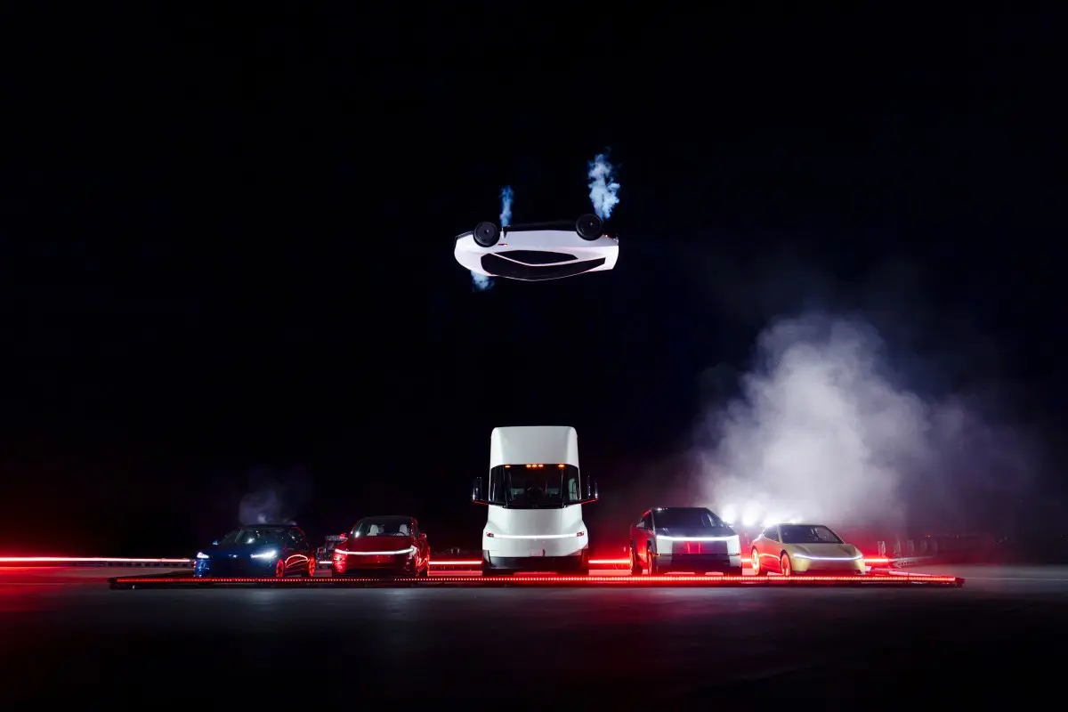 Tesla Roadster em aceleração numa pista de testes