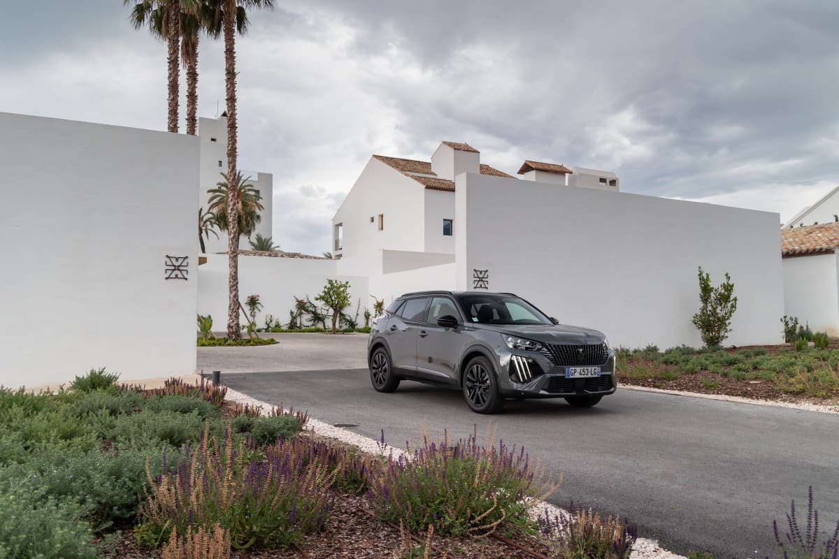 Peugeot 2008 em cenário urbano português, reflectindo a liderança de vendas no mercado nacional em 2026