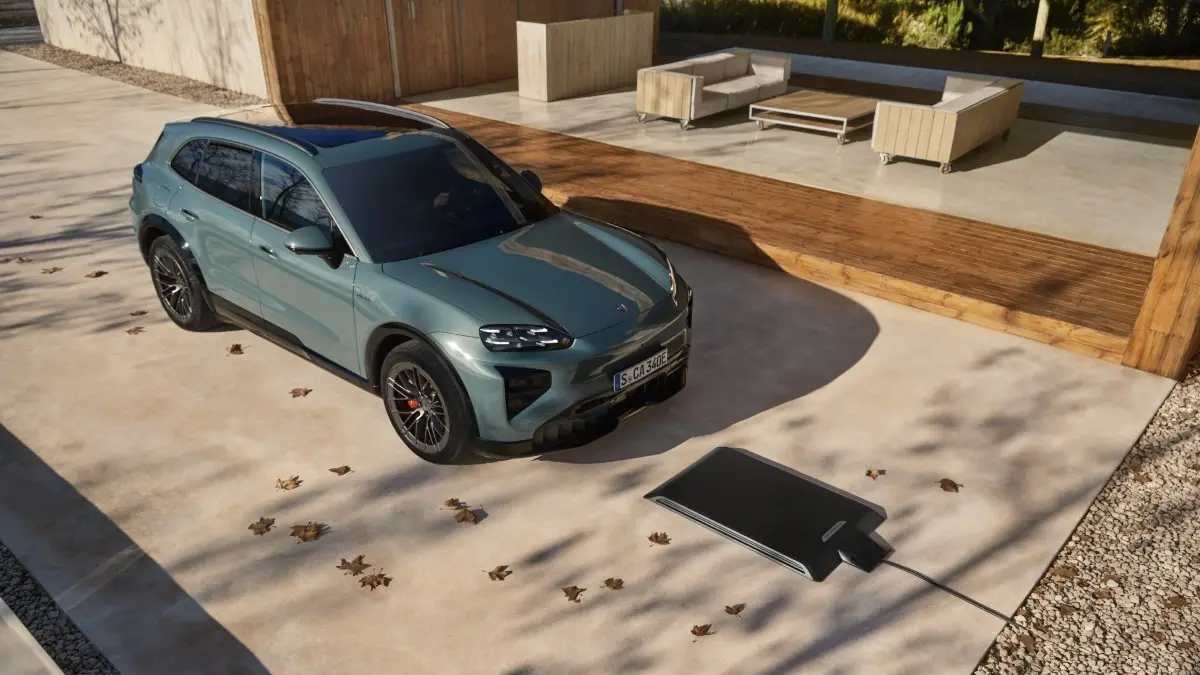 Novo Porsche Cayenne elétrico carrega sem cabos. Basta estacionar