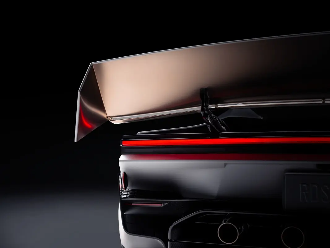 plateia a aplaudir na apresentação do Tesla Roadster