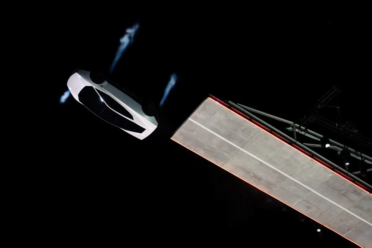 frente do Tesla Roadster, faróis LED em detalhe