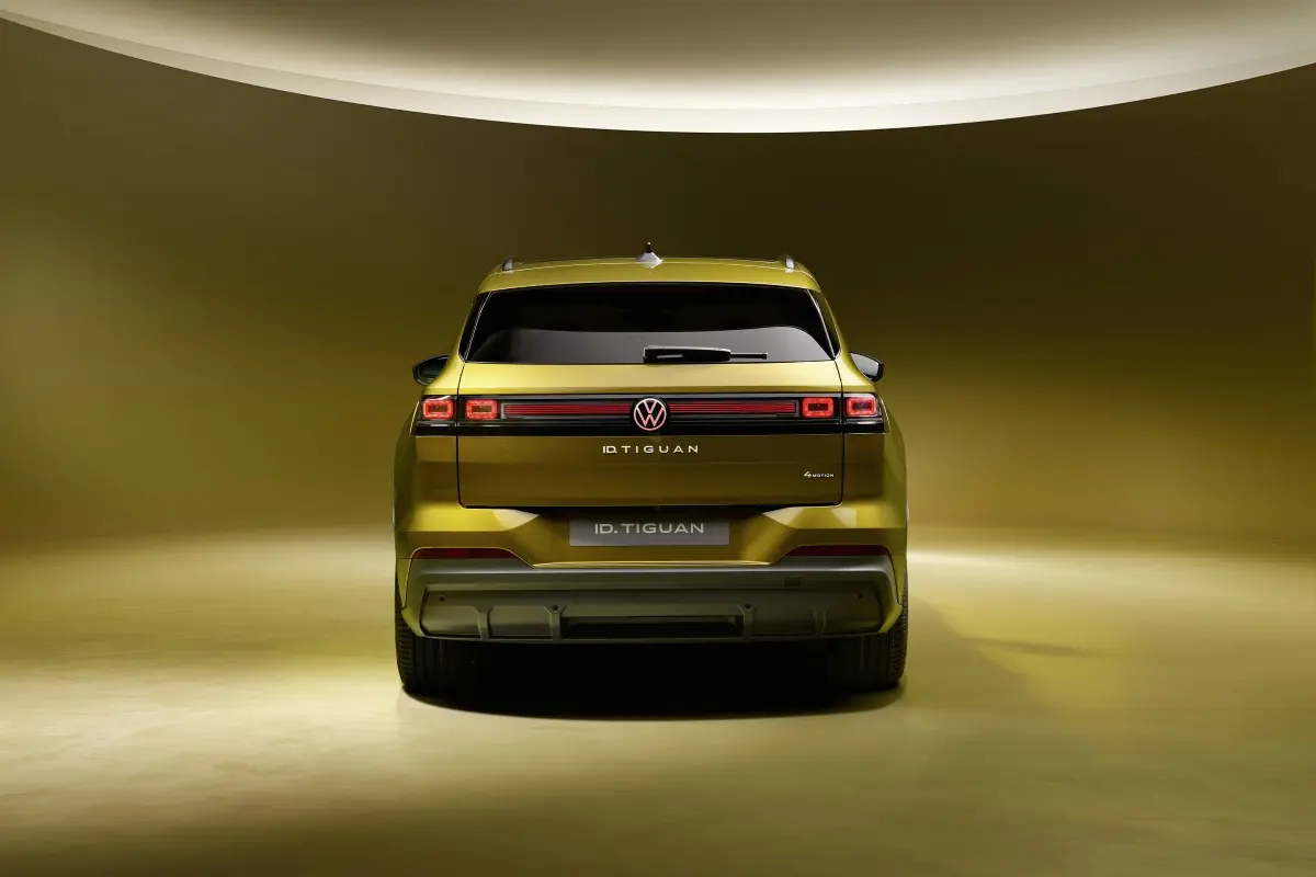 Volkswagen ID. Tiguan em ambiente estrada com paisagem natural, transmitindo versatilidade e autonomia do veículo eléctrico