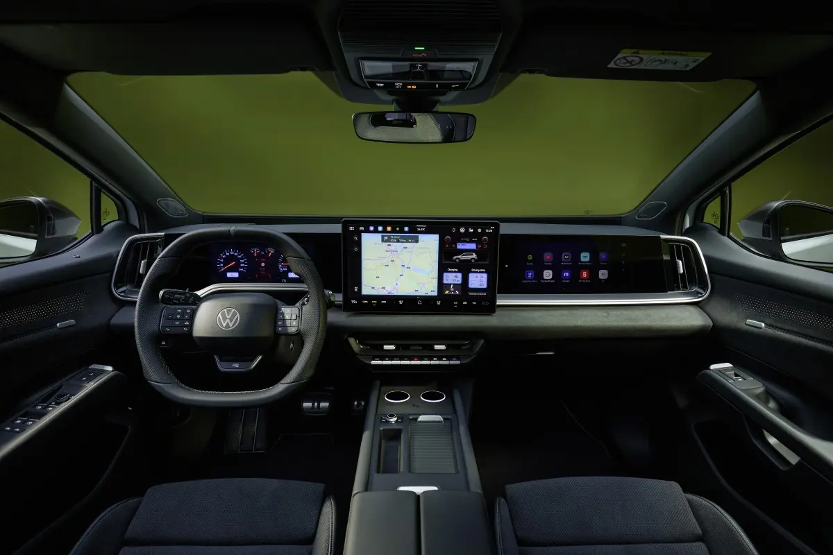 Interior do Volkswagen ID. Tiguan mostrando o ecrã central, painel de instrumentos digital e acabamentos do habitáculo