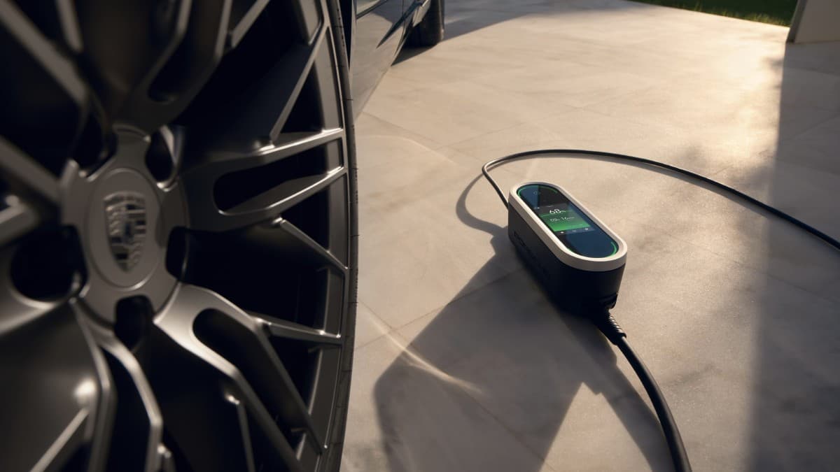 Interior do novo Porsche Cayenne eléctrico com painel de instrumentos digital e consola central modernizada