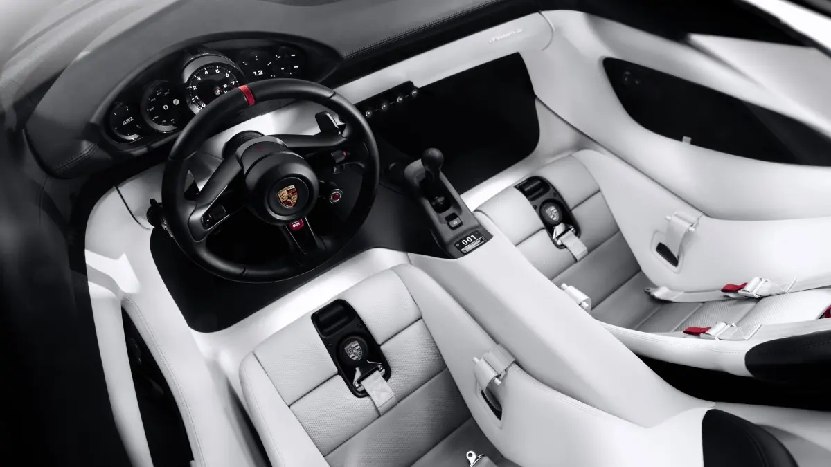 Comparação entre as silhuetas do Porsche 911 e do Mission S para ilustrar a diferença de posicionamento