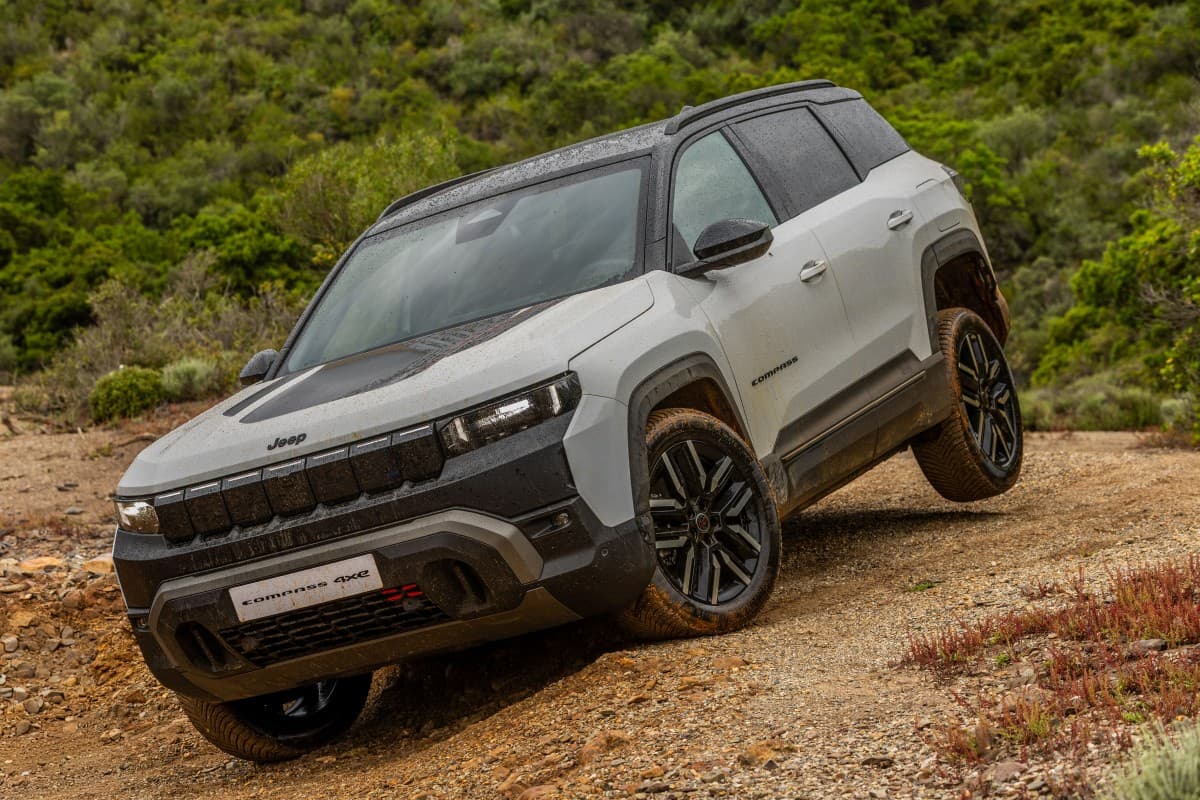 Stellantis leva 23 carros ao Porto e estreia dois novos elétricos em Portugal