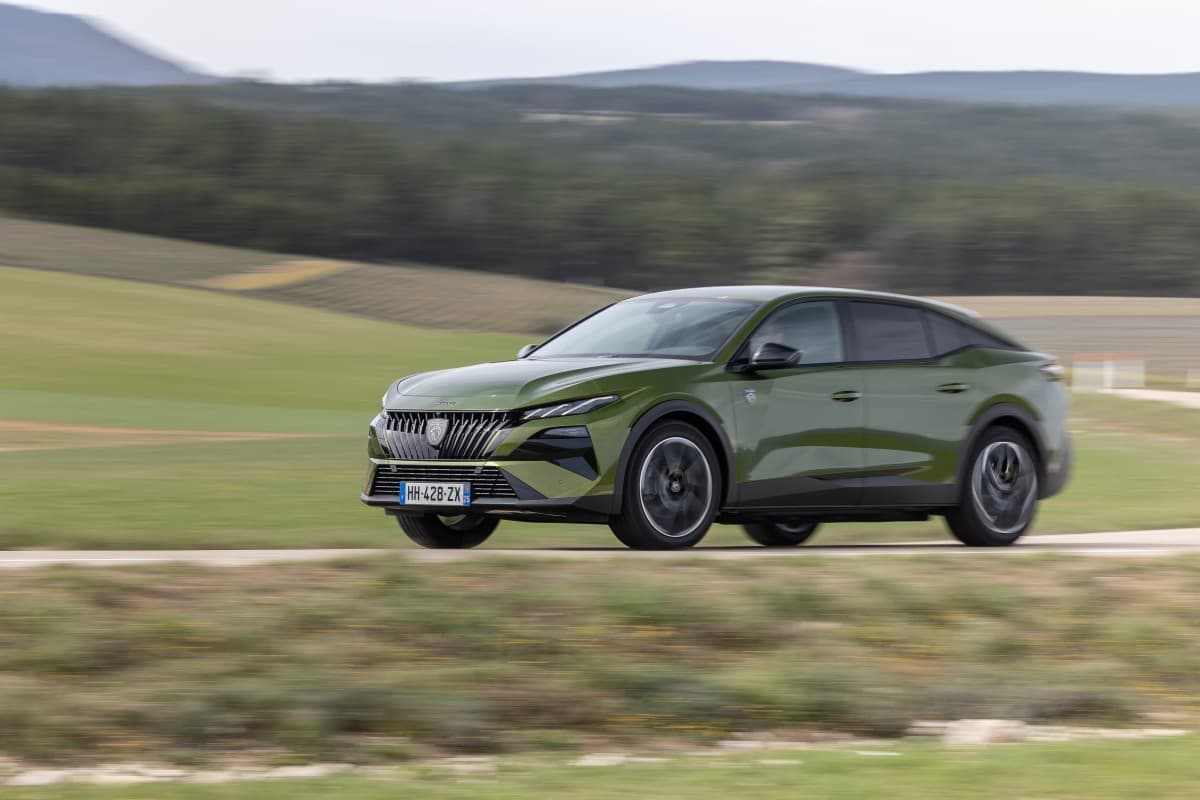 o novo Peugeot 408 é um fastback do segmento C com grelha de efeito tridimensional e inscrição Peugeot iluminada na traseira