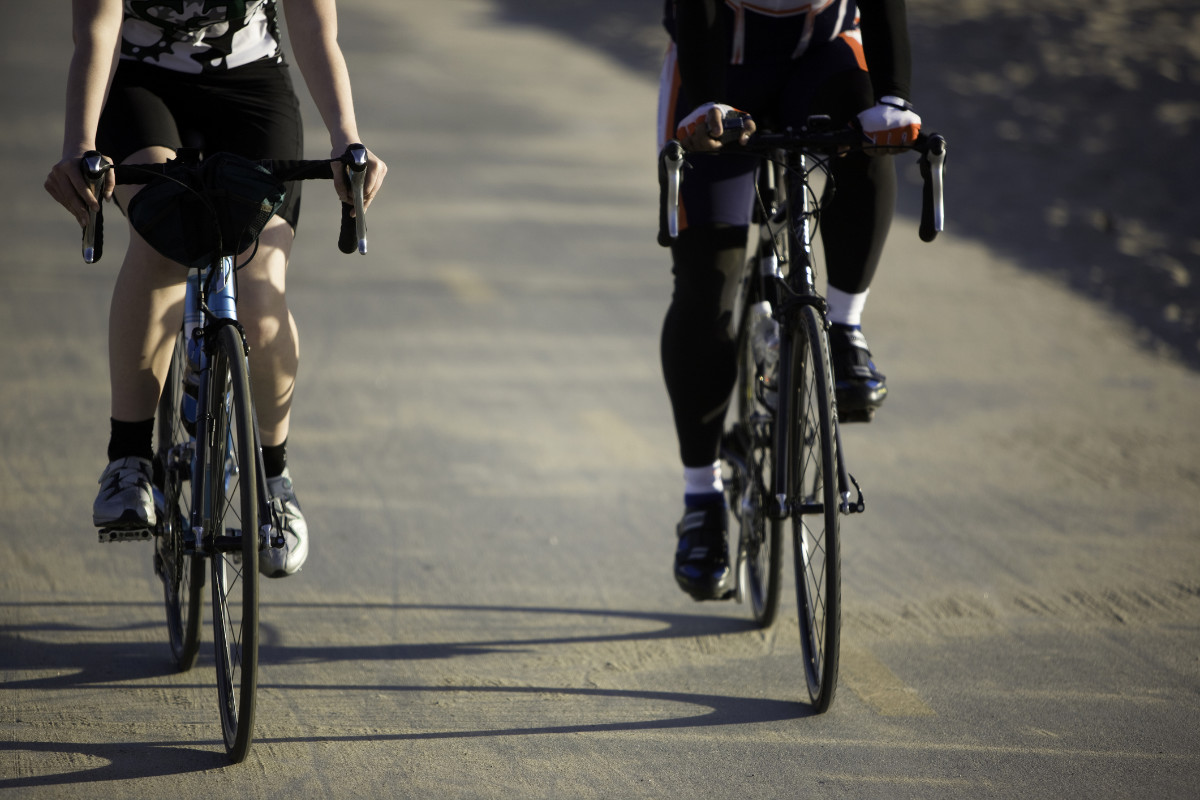 Conduzir bicicleta estrada lado a lado