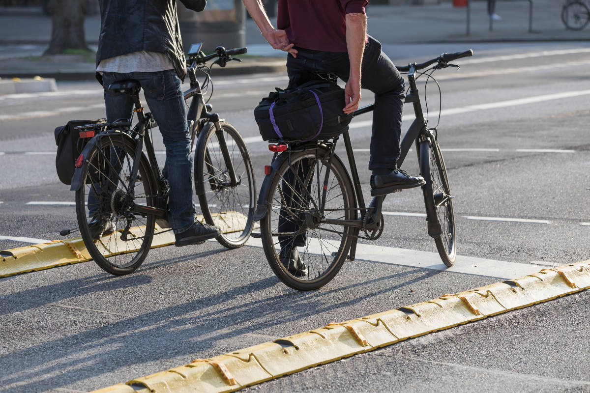 Conduzir bicicleta estrada parar semáforos