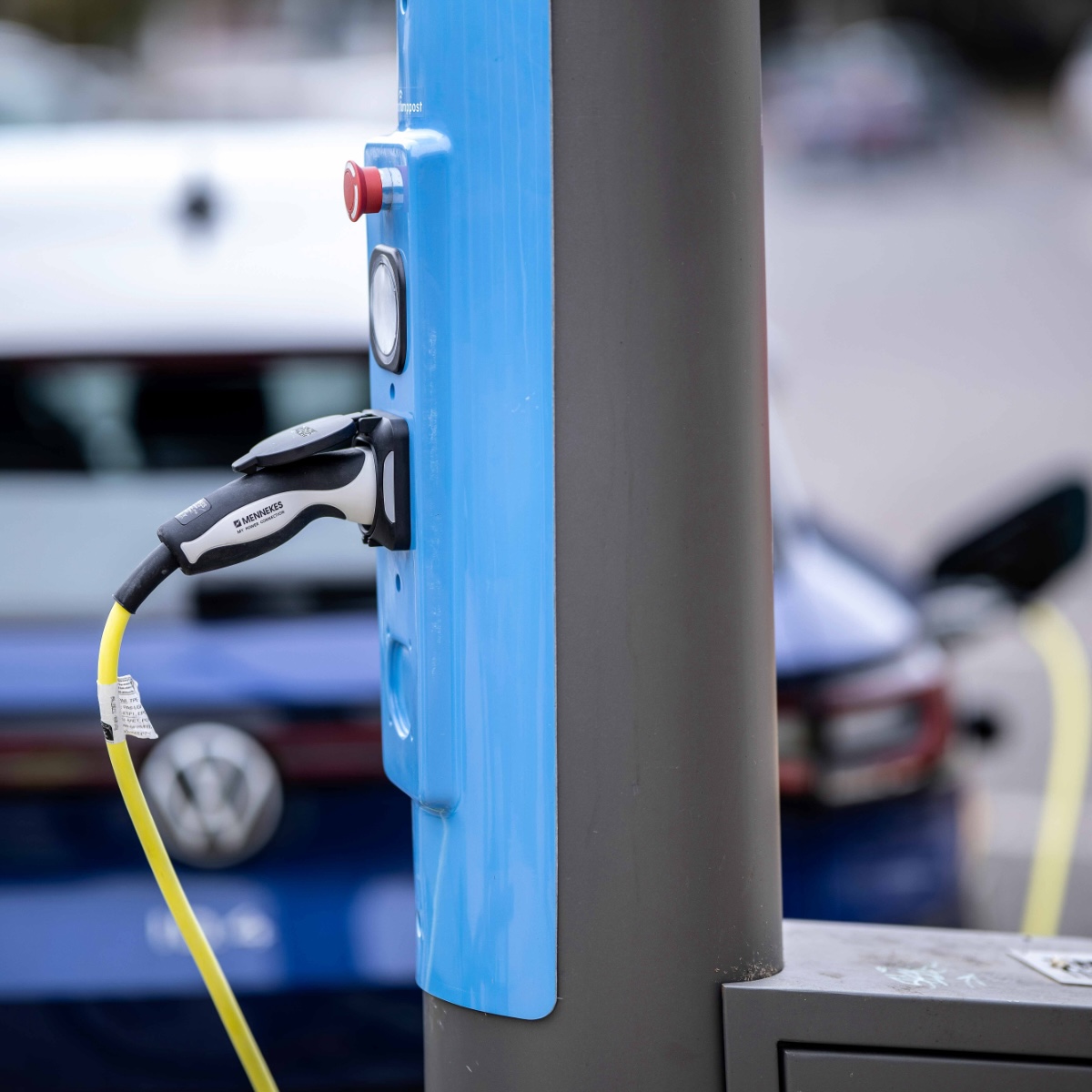 Carregar carro elétrico poste iluminação pública