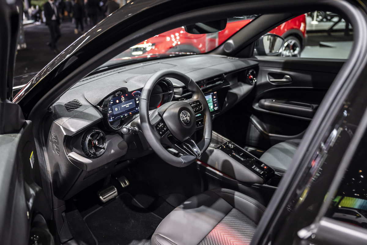 Alfa Romeo Junior Ibrida Q4 interior