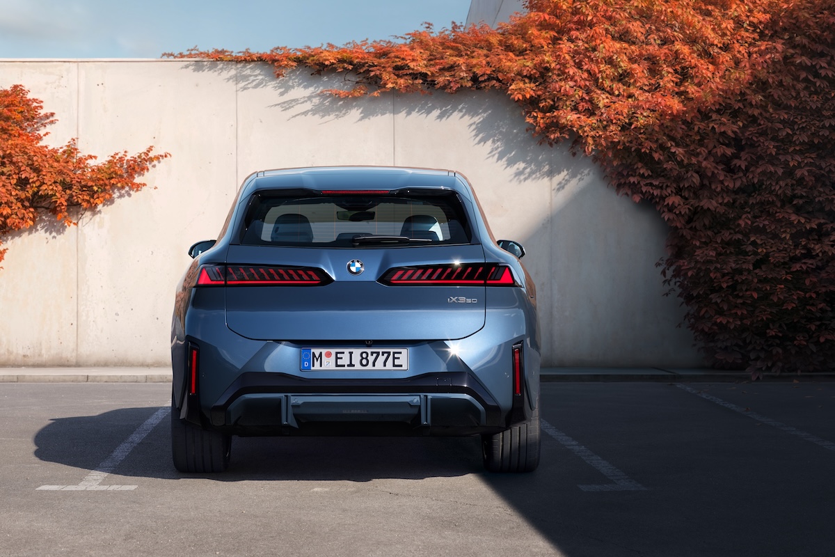 Novo BMW iX3 traseira