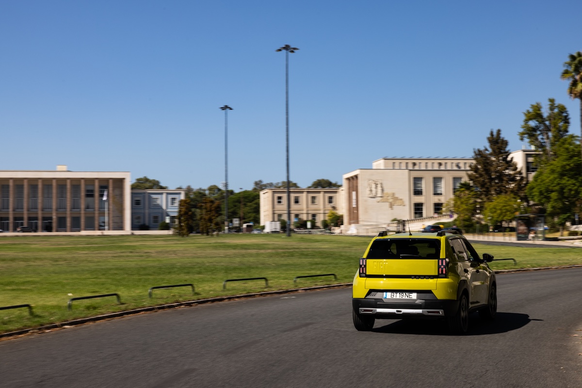 Novo Fiat Grande Panda Hybrid amarelo