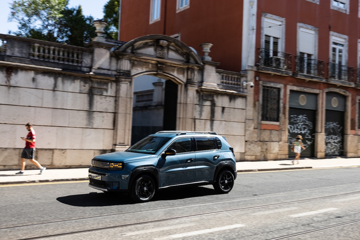 Novo Fiat Grande Panda Hybrid lateral