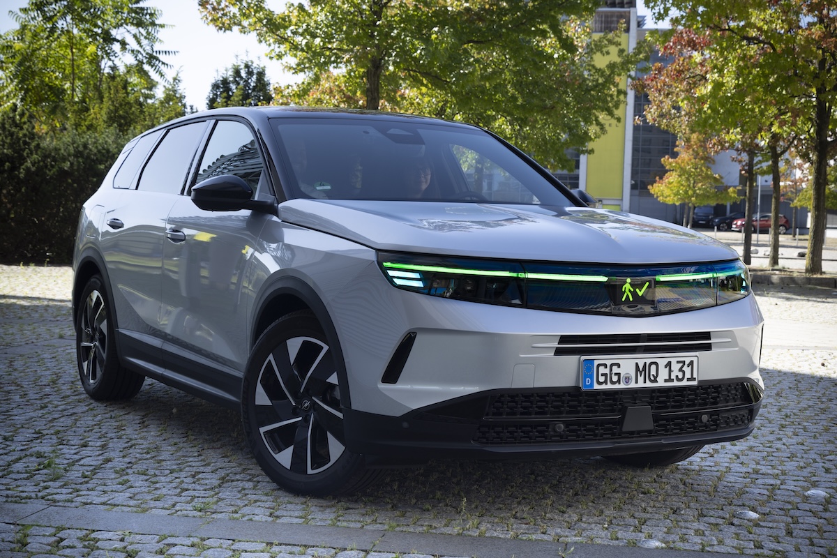Opel Grandland sistema comunicação luminosa entre carros e peões