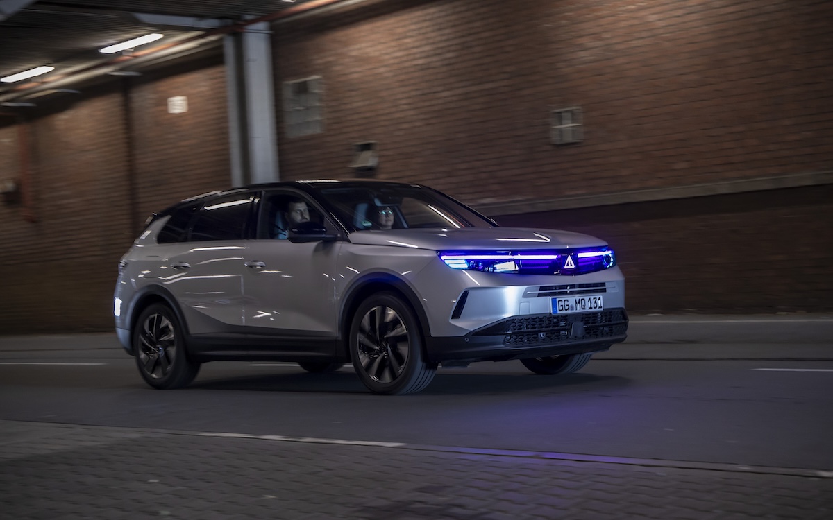 Opel cria sistema de comunicação luminosa entre carros e peões