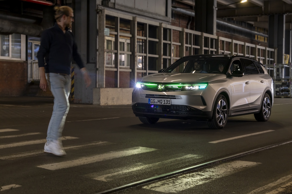 Opel sistema comunicação luminosa entre carros peões Standvirtual