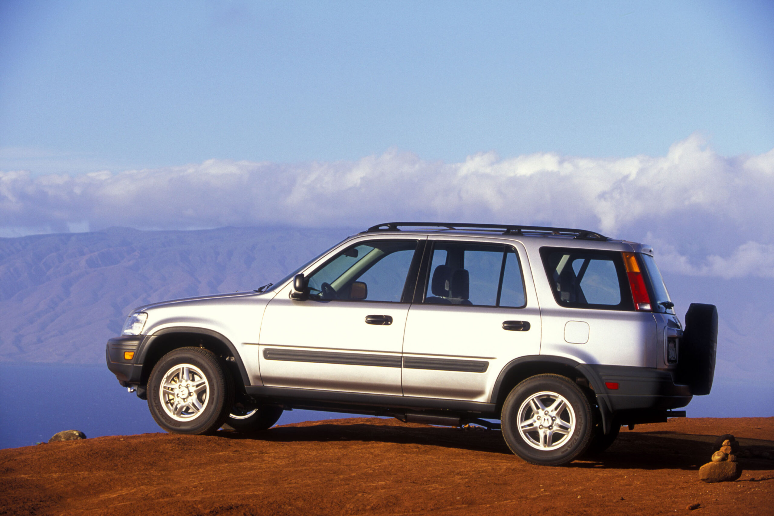 O primeiro Honda CR-V, lançado em 1995, inaugurou o conceito de SUV familiar da marca.