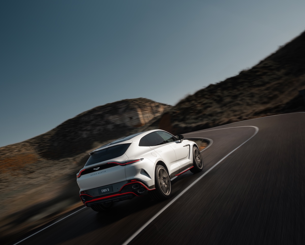 Novo Aston Martin DBX S lateral traseira