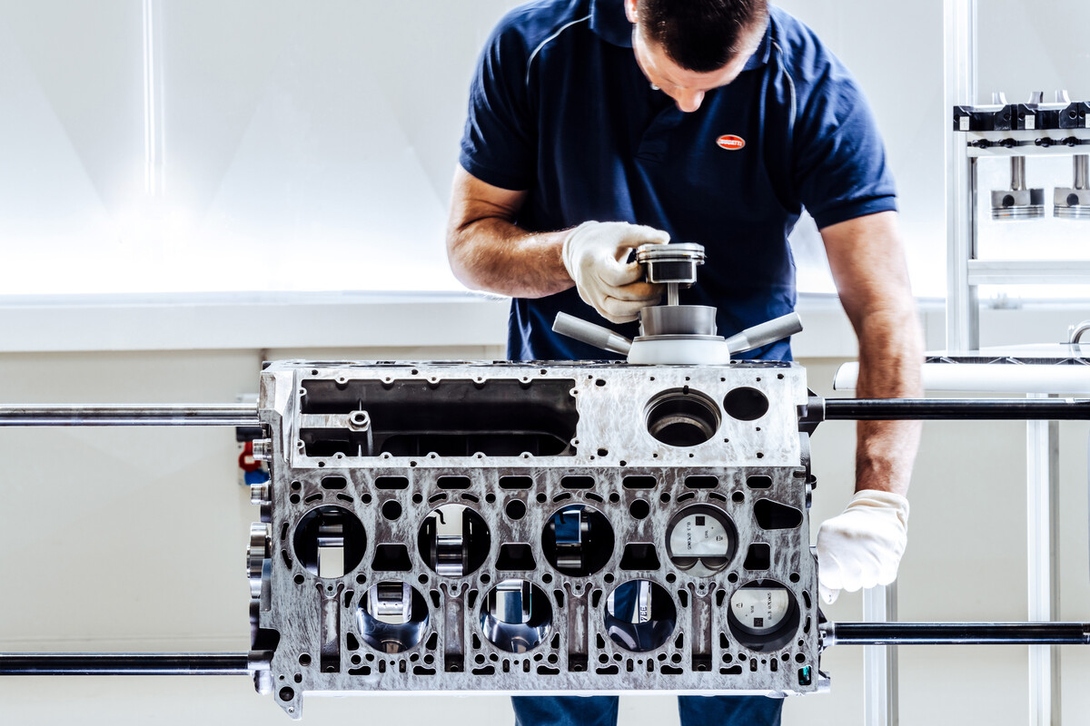 Montagem manual do motor W16 da Bugatti
