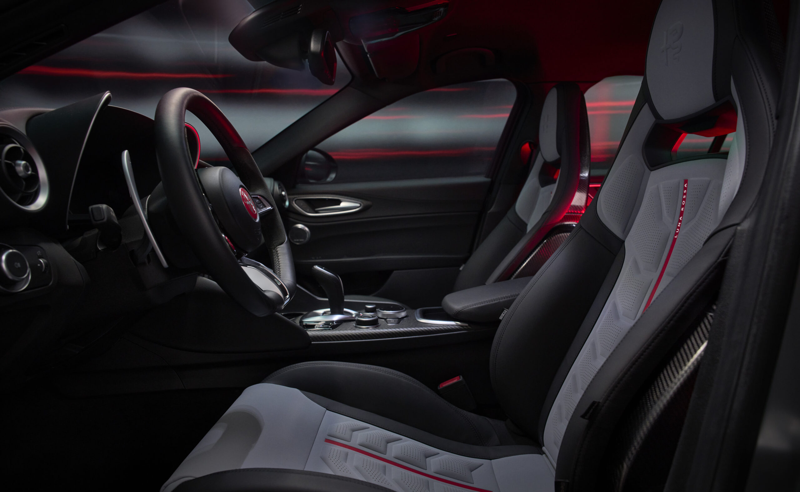 Interior do Alfa Romeo Giulia Quadrifoglio Luna Rossa com detalhes inspirados na vela