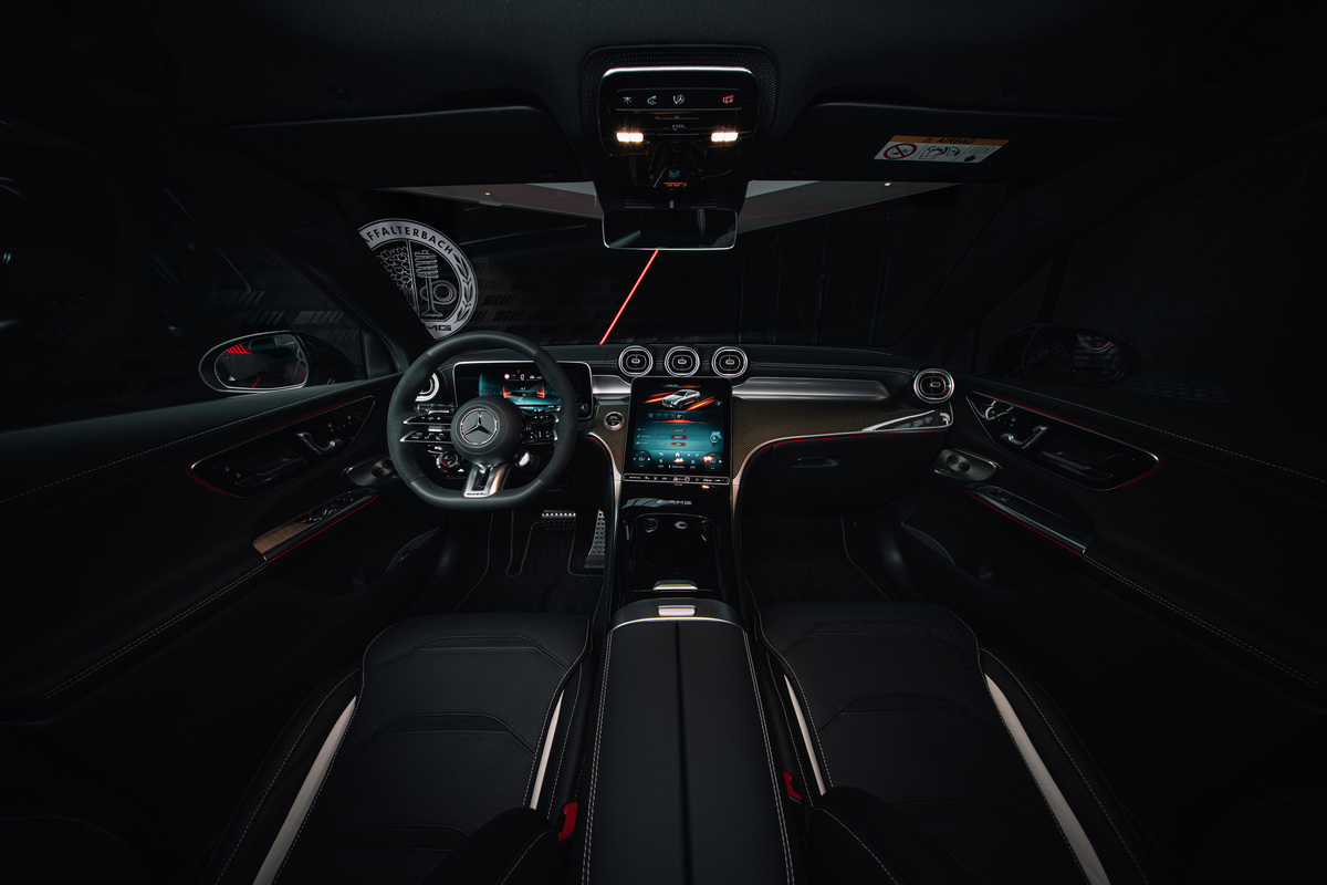 Interior do Mercedes-AMG GLC 53 4MATIC+ com ecrã digital e volante AMG Performance