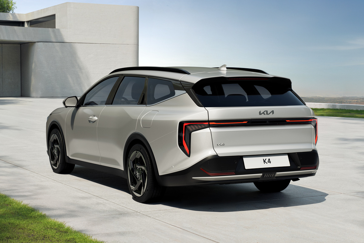 Kia K4 Sportswagon traseira design LED