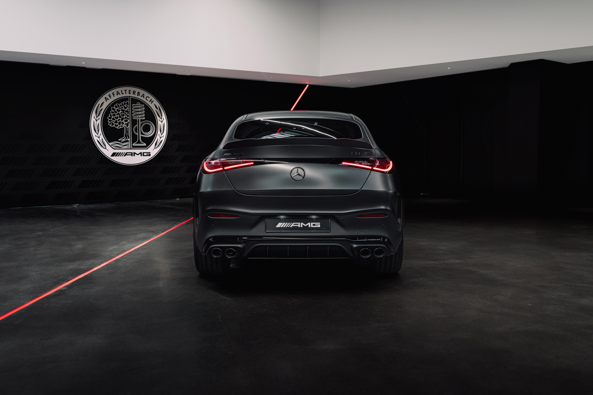Mercedes-AMG GLC 53 4MATIC+ traseira com difusor e dupla saída de escape