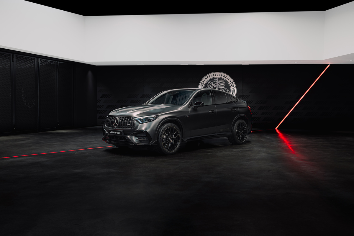 Mercedes-AMG GLC 53 4MATIC+ vista lateral em estúdio com assinatura luminosa
