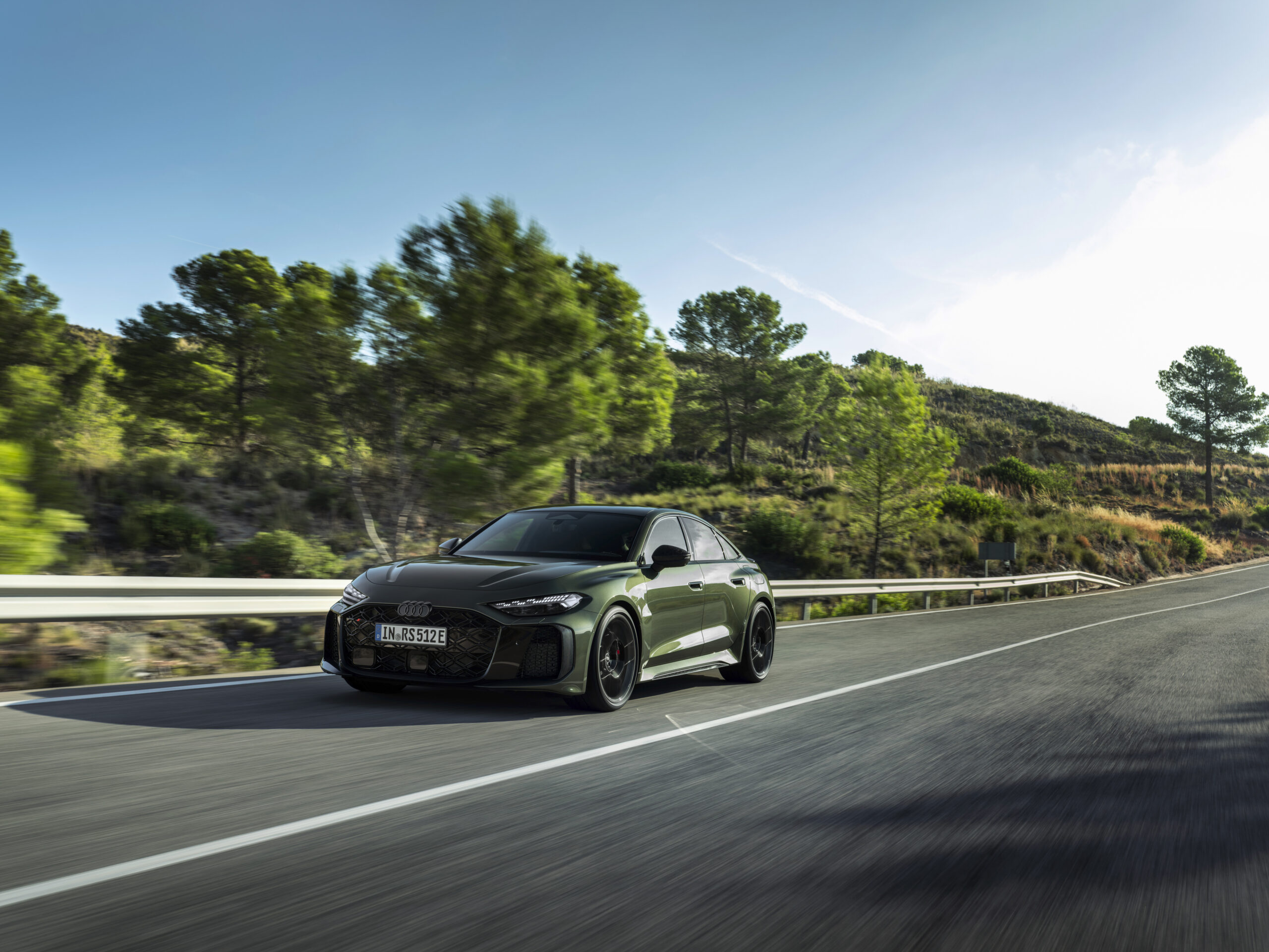 Novo Audi RS 5 em estrada híbrido plug-in de 639 cv em ação