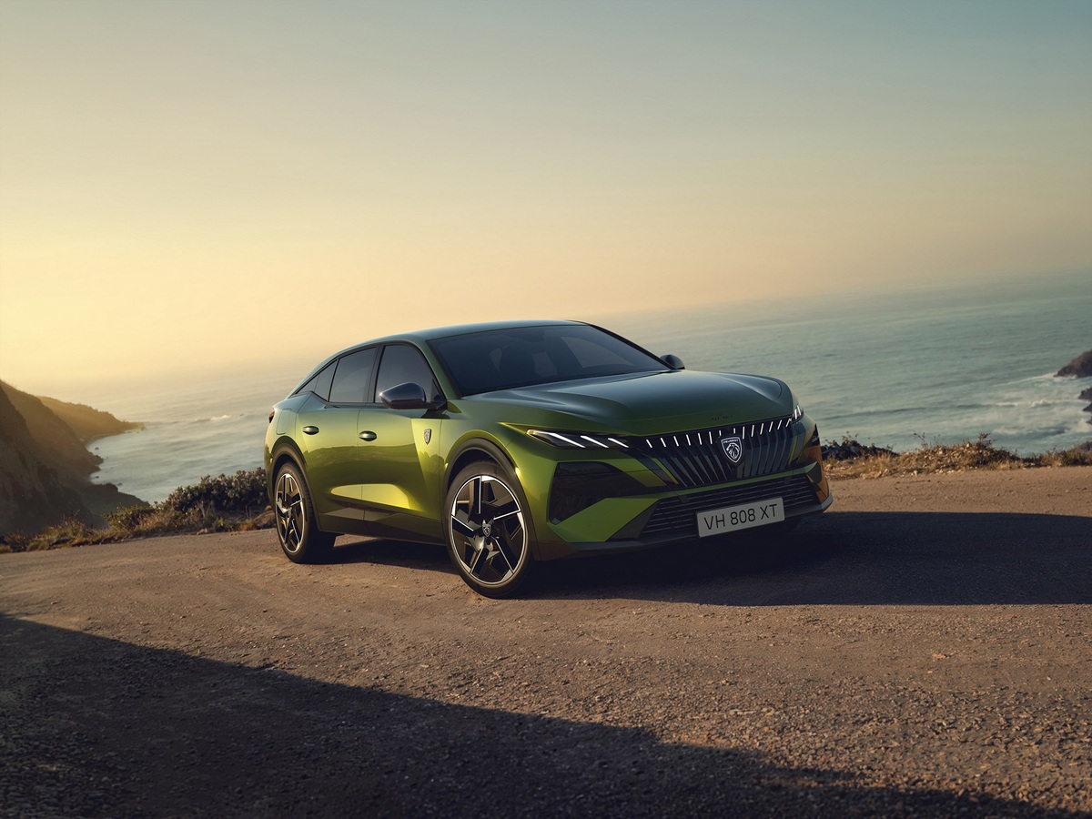 Peugeot 408 100% eletrificado combina eficiência e dinamismo em estrada