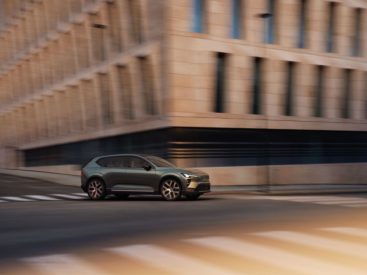 Volvo EX60 combina eficiência elétrica com presença urbana premium