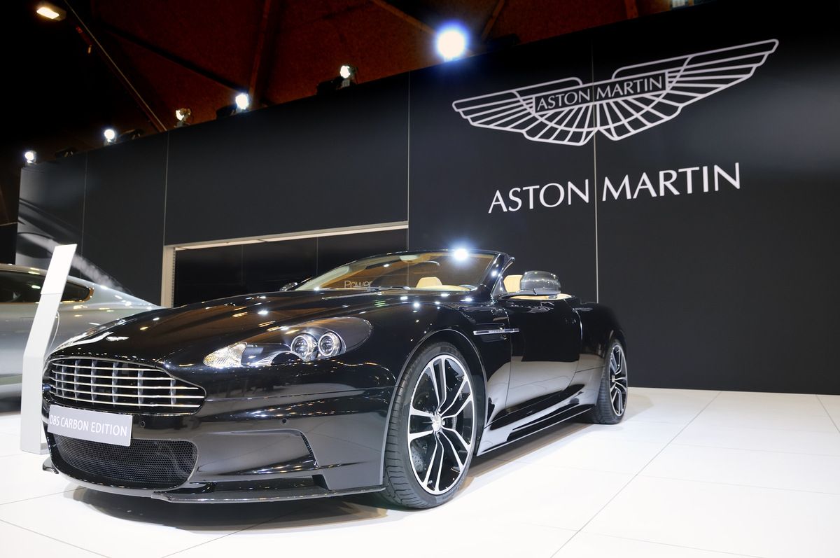 Aston Martin enfrenta prejuízo histórico e anuncia despedimentos