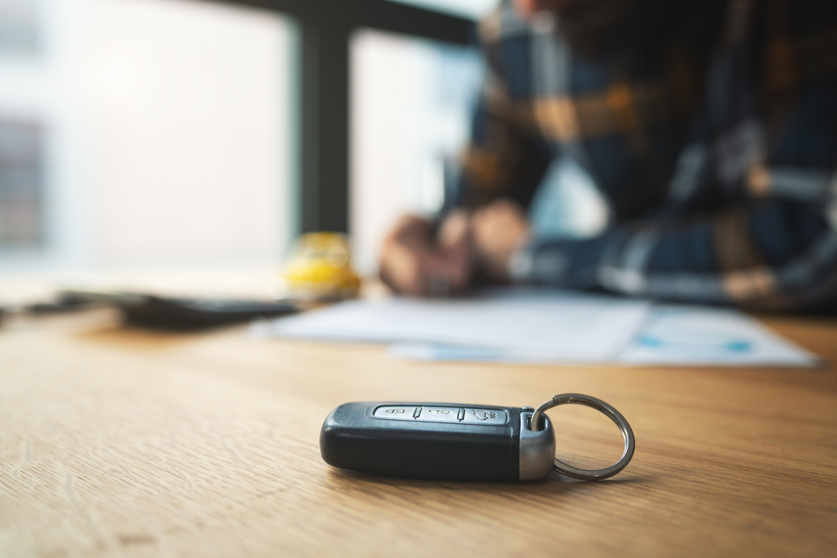 Assinatura de documentos na compra de carro usado após verificar registo de ónus automóvel