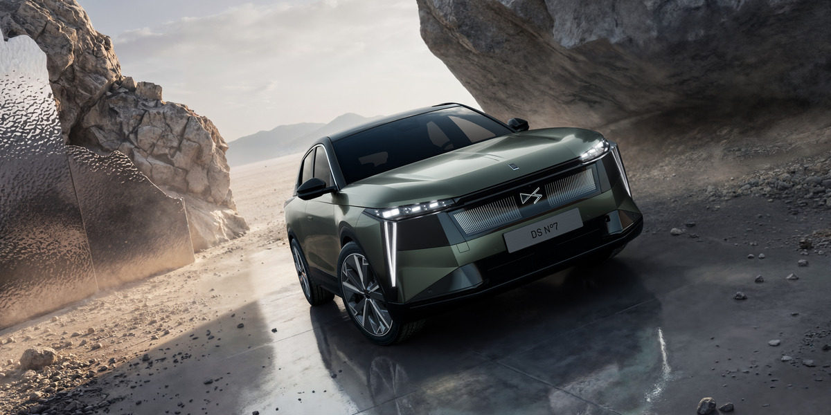 DS N°7 SUV premium com nova assinatura luminosa